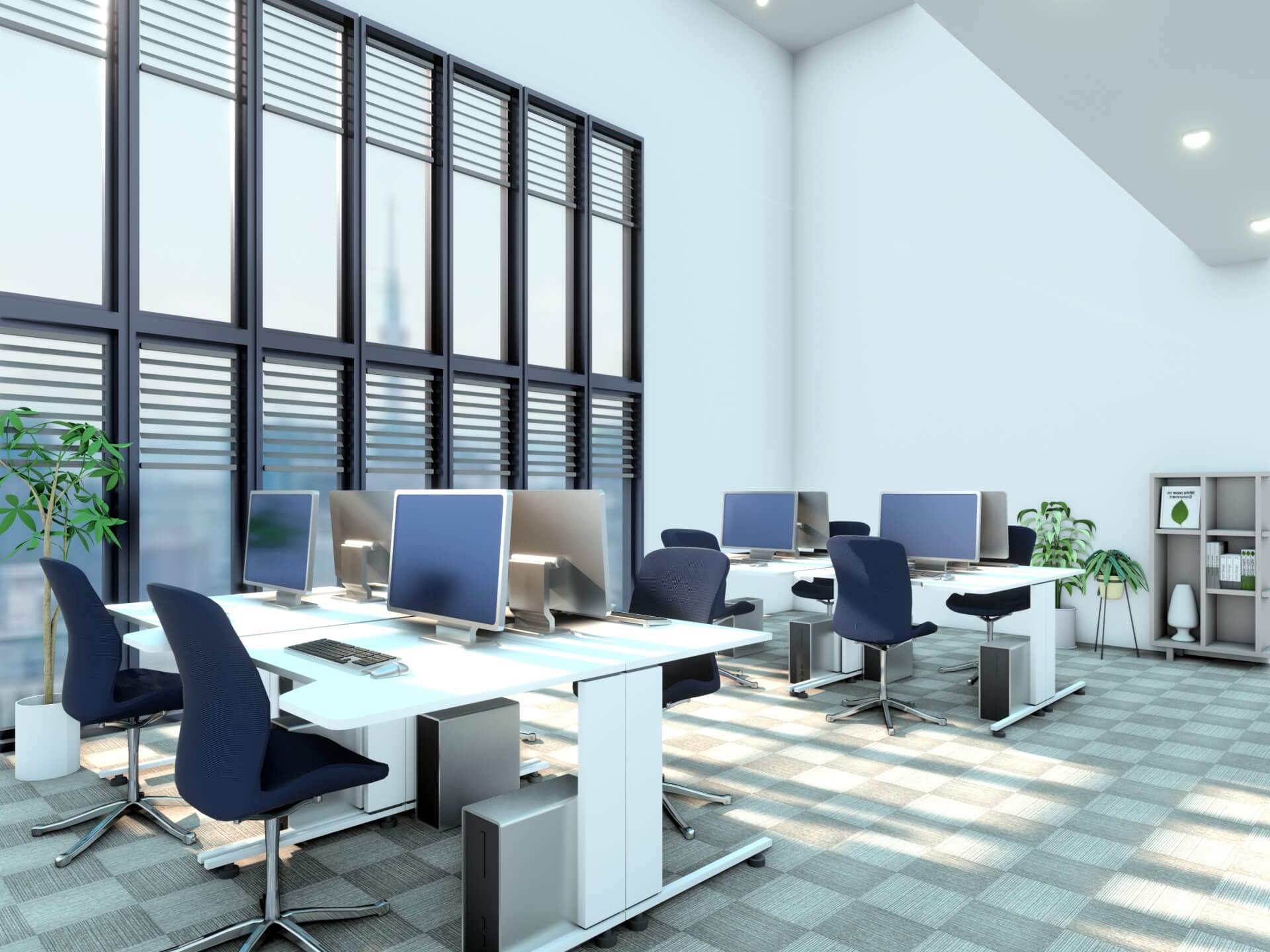 明るい窓際で自然光が入る、整然としたオフィス環境。職場環境改善の一環で導入された、快適な執務スペースと観葉植物。