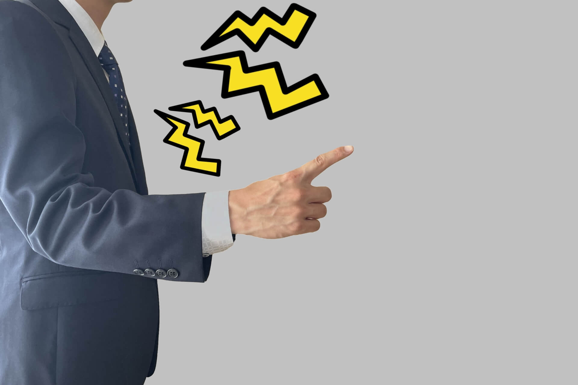 スーツ姿の人物が指をさし、雷のマークが描かれているイラスト。上司からの威圧的な叱責や不適切なフィードバックを表現。