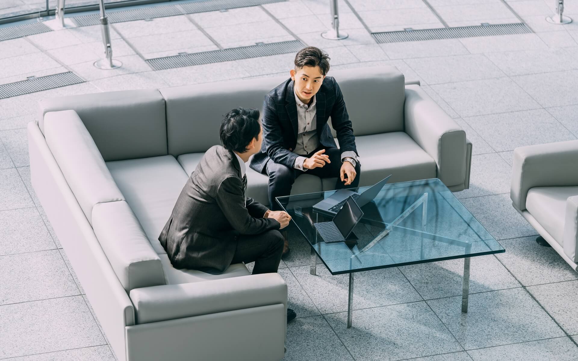 2人でミーティングをする会社員