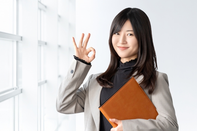 OKの手をする女性