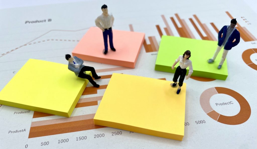 従業員満足度調査の結果を分析している