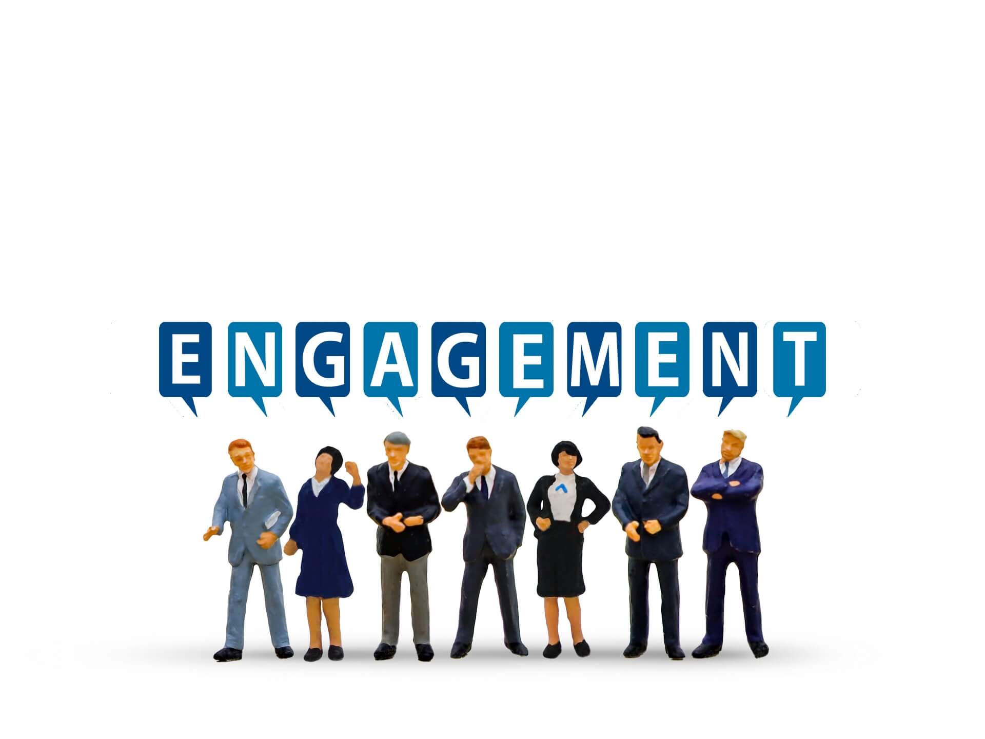 ワークエンゲージメントの概念を示す、ビジネスパーソンのミニチュアとエンゲージメントの文字