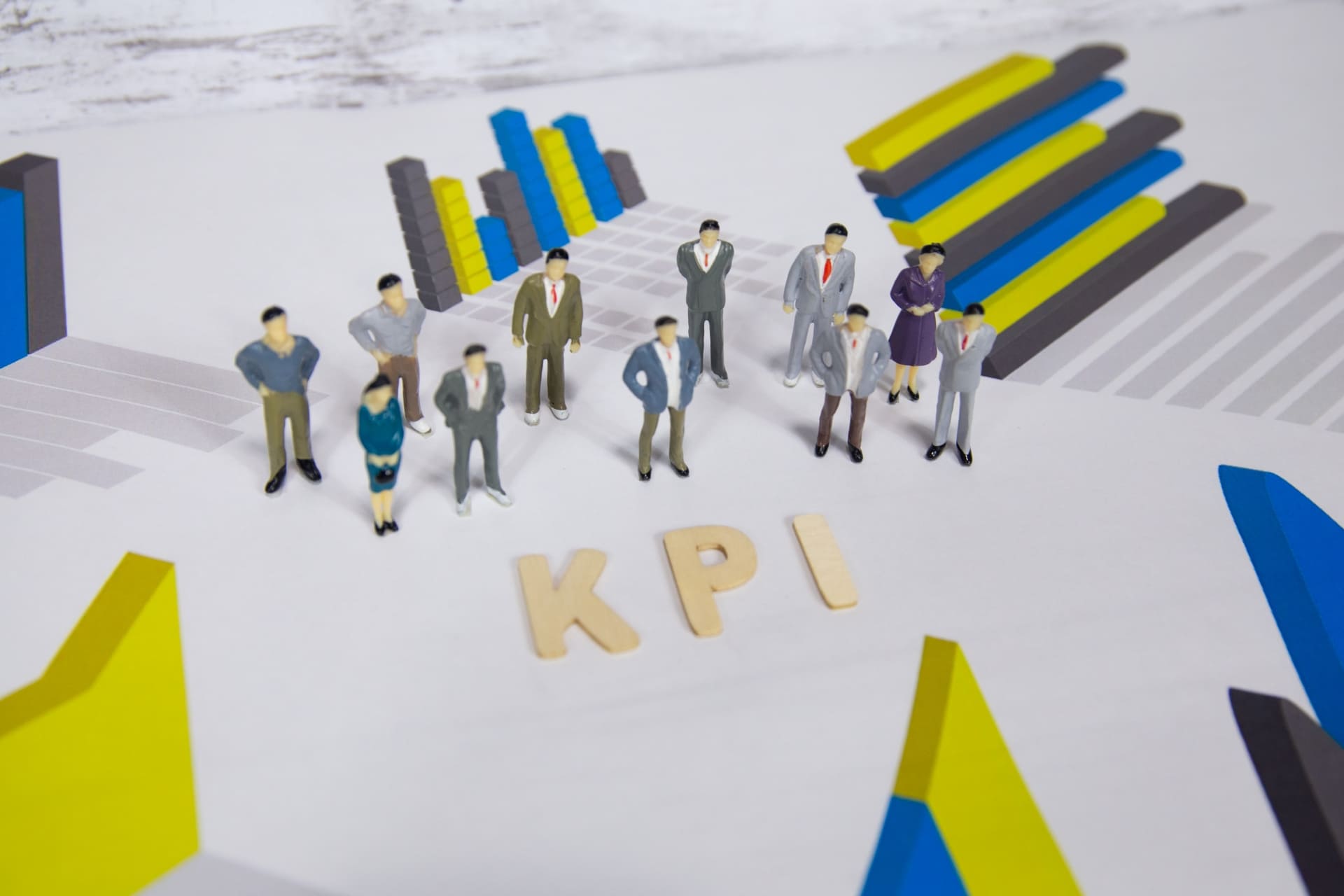 採用KPIについて考える従業員