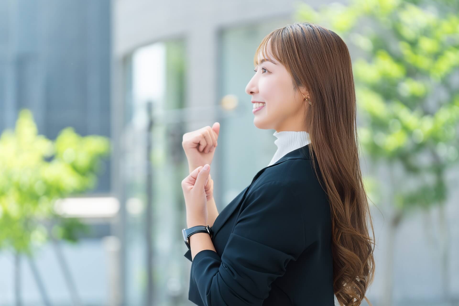 行動目標の設定によりモチベーションが向上し、ガッツポーズをする女性従業員