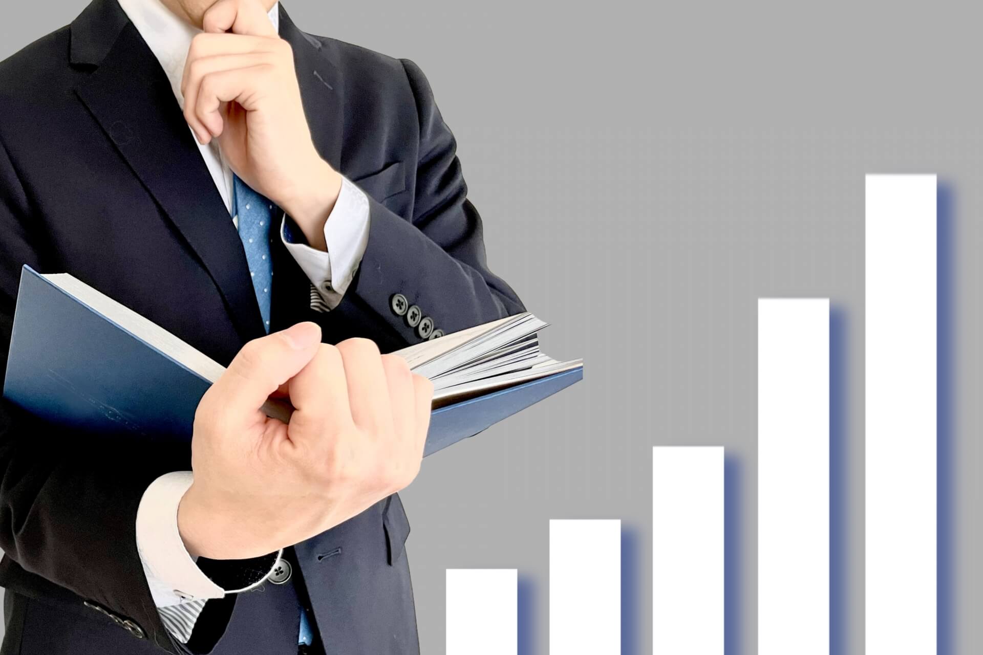 行動目標が立てっぱなしになり、実行方法に悩むビジネスパーソンと成長を表すグラフ